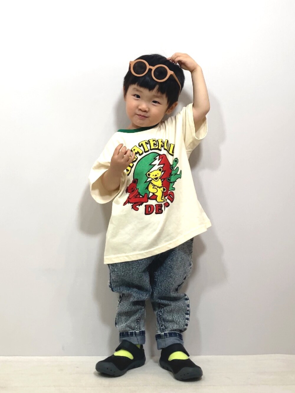 グリーン系のTシャツ/カットソー、その他のデニムパンツ、ブラック系のサンダルを着用したキッズの夏コーディネートの1枚目の写真