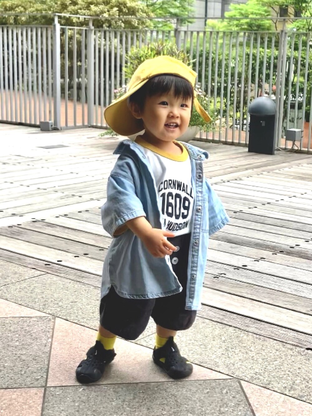 「リネン、リネンパンツ、デニム、デニムシャツ、白Tシャツ、キャップ、サンダル、NIKE、イエロー、カジュアルコーデ、タックイン、UNIQLO、ハーフパンツ、夏コーデ、ロゴT」｜「ZARA KIDSのアイテム（シャツ/ブラウス、ブルー系）」を使った、YU⭐︎さん（キッズ・80cm）の夏コーディネートの1枚目の写真