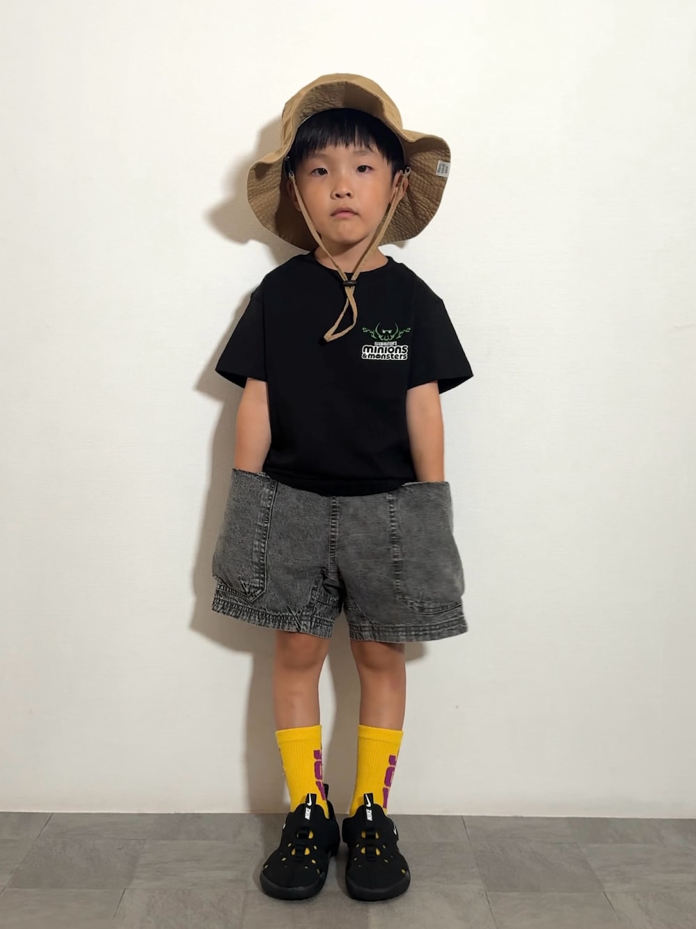 ブラック系のサンダル、ブラック系のデニムパンツ、ブラック系のTシャツ/カットソーを着用したキッズの夏コーディネートの1枚目の写真