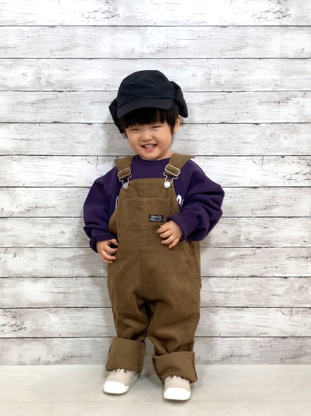 「サロペット、オーバーオール、キャップ、スウェット、コーデュロイ、スリッポン、韓国子供服、秋冬コーデ、ストリート」｜「Ocean&GroundのカレッジロゴBIGスウェット（80～140cm）（スウェット、パープル系）」を使った、YU⭐︎さん（キッズ・80cm）の秋コーディネートの1枚目の写真