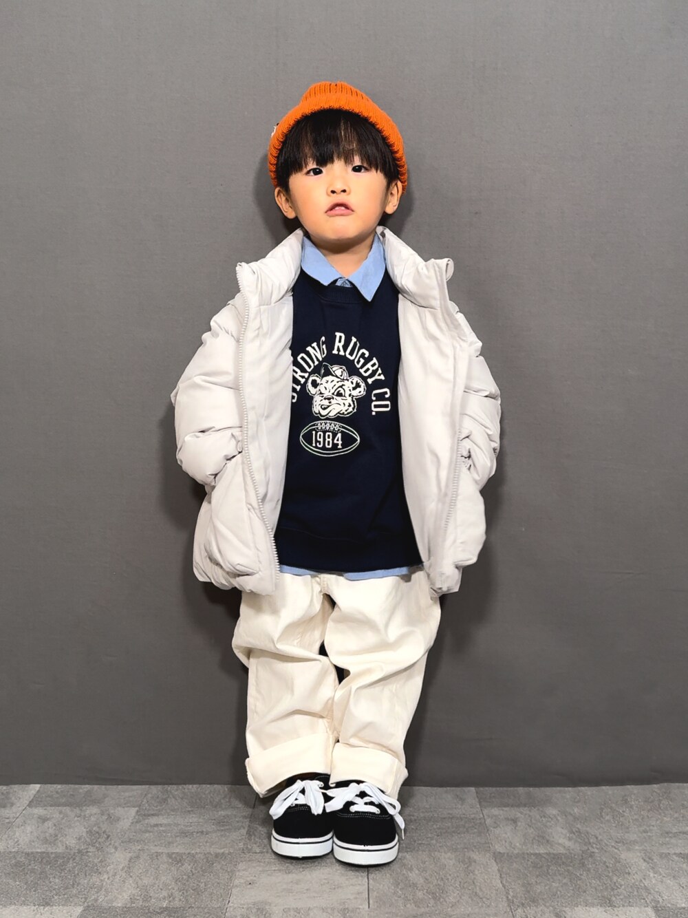 ホワイト系のジャケット/アウター、グリーン系のスウェット、ブルー系のシャツ/ブラウスを着用したキッズの秋コーディネートの1枚目の写真