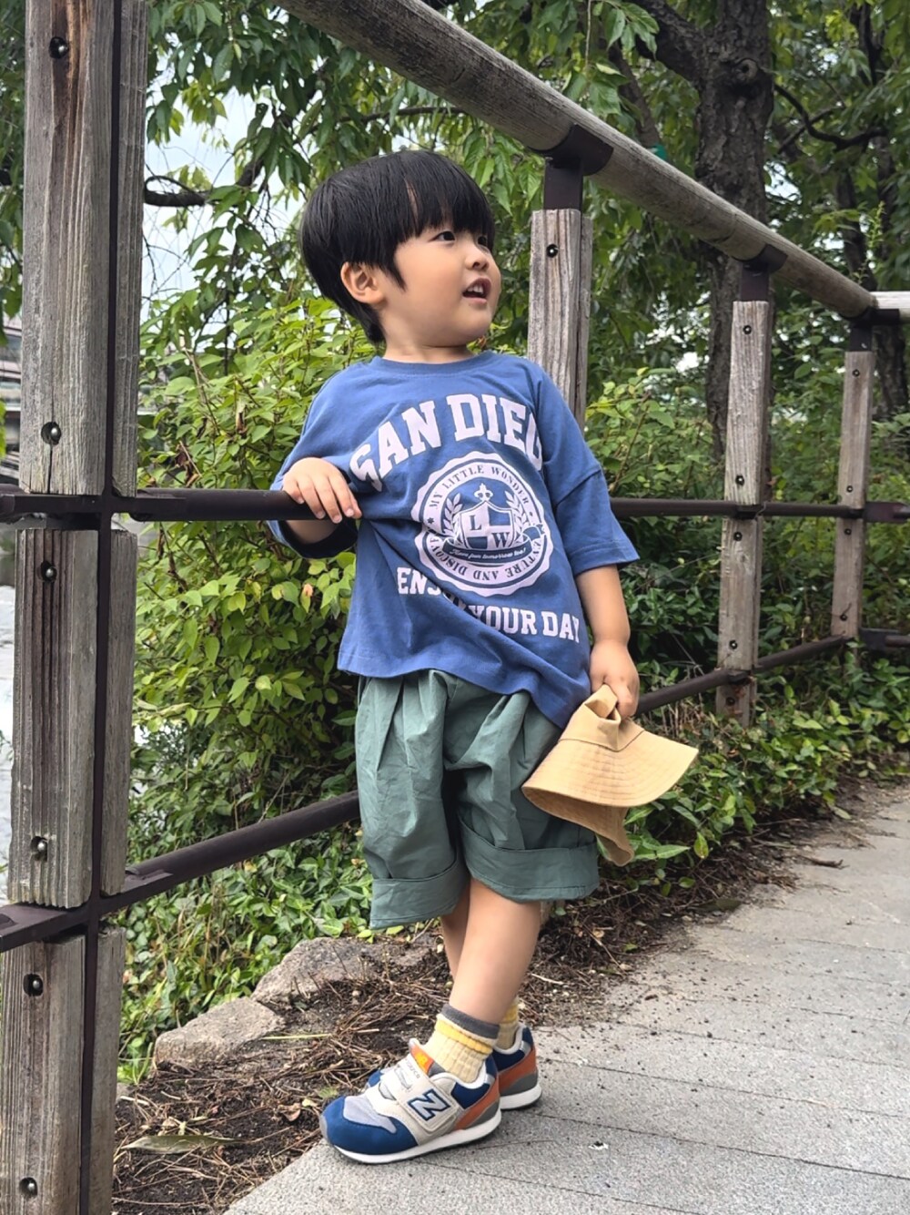 「ロゴT、フェススタイル、夏コーデ、バケットハット、スニーカー、夏だ！Tシャツ着よう！、ショートパンツ、ハーフパンツ、淡色コーデ、お出かけコーデ、休日スタイル、シンプル」｜「Birthdayのアイテム（Tシャツ/カットソー、ブルー系）」を使った、YU⭐︎さん（キッズ・90cm）の夏コーディネートの1枚目の写真