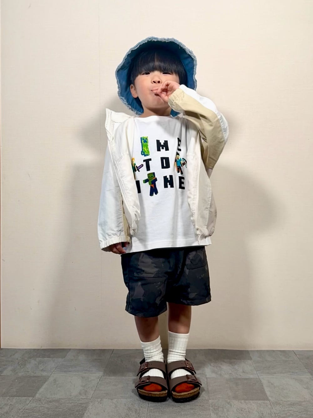 「春めき満開コーデ、ジャケット、スポーツミックス、春コーデ、レイヤードスタイル、バケットハット、サンダル、カジュアルコーデ、デニム、ハーフパンツ、春色、プチプラ、アウトドアスタイル」｜「UNIQLOのアイテム（ジャケット/アウター、ホワイト系）」を使った、YU⭐︎さん（キッズ・100cm）の春コーディネートの1枚目の写真