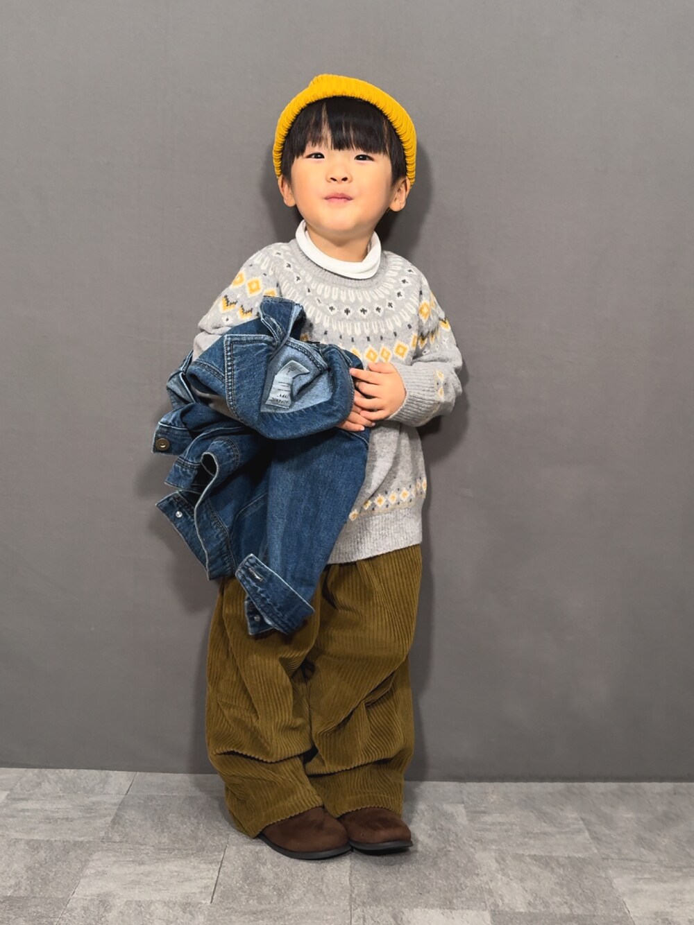 「タートルネック、デニム、ニット、ニット帽、ジャケットスタイル、ブラウン、ブーツ、レイヤードスタイル、コーデュロイ、お出かけコーデ、休日スタイル、クリスマスに着たい服、冬コーデ、きれいめカジュアル、マイベストコーデ2024」｜「UNIQLOのアイテム（ニット/セーター、グレー系）」を使った、YU⭐︎さん（キッズ・90cm）の冬コーディネートの1枚目の写真