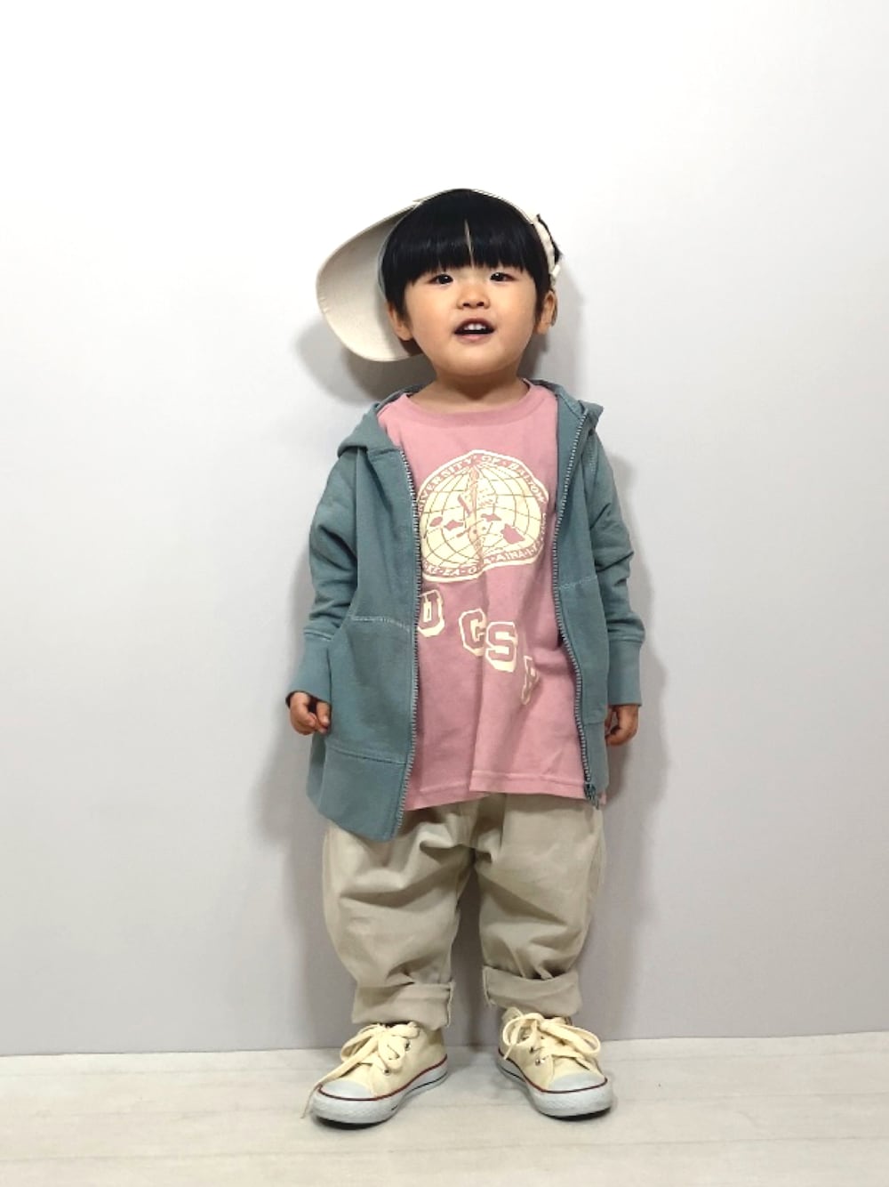 「パーカー、ピンク、淡色コーデ、キャップ、古着MIX、コンバース、スニーカー、ビッグシルエット、レイヤードスタイル、プチプラ、シンプルコーデ、休日スタイル、カジュアルコーデ、春夏コーデ」｜「OMNESのキッズ スラブコットンジップパーカー（パーカー、グレー系）」を使った、YU⭐︎さん（キッズ・90cm）の春コーディネートの1枚目の写真