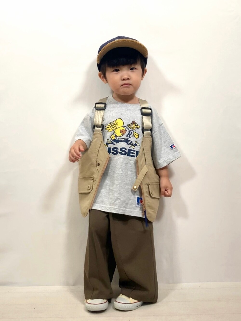 「レイヤードスタイル、ベスト、キャップ、ブラウン、ロゴT、ワイドパンツ、ストリート、コーデュロイ、スニーカー、古着MIX、カジュアルコーデ、秋服準備はじめました、スラックス、ベージュ、淡色コーデ」｜「BREEZEのユーティリティーベスト（ベスト、ベージュ系）」を使った、YU⭐︎さん（キッズ・90cm）の夏コーディネートの1枚目の写真