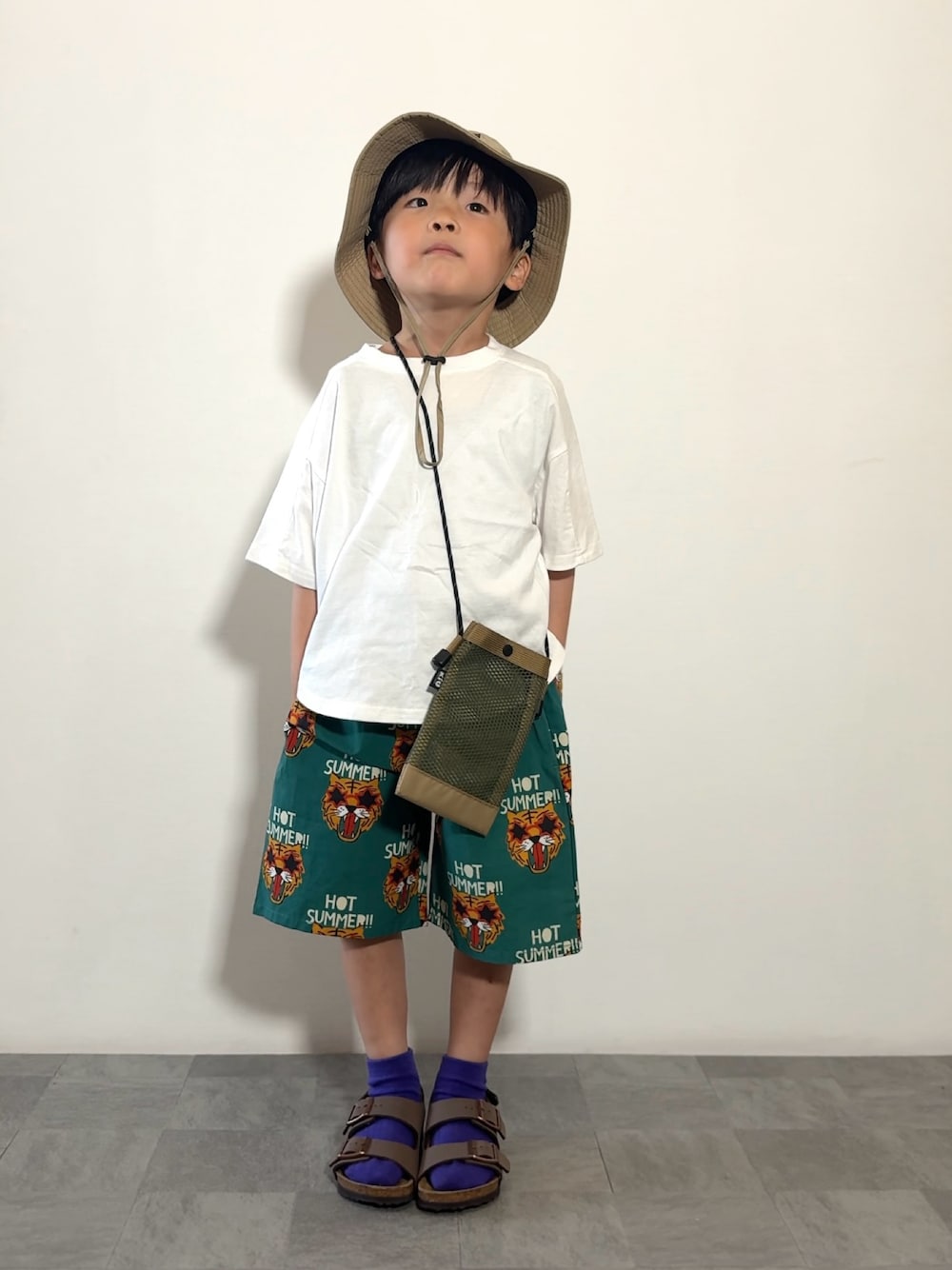 ホワイト系のTシャツ/カットソー、グリーン系のその他パンツ、ブラウン系のサンダルを着用したキッズの春コーディネートの1枚目の写真