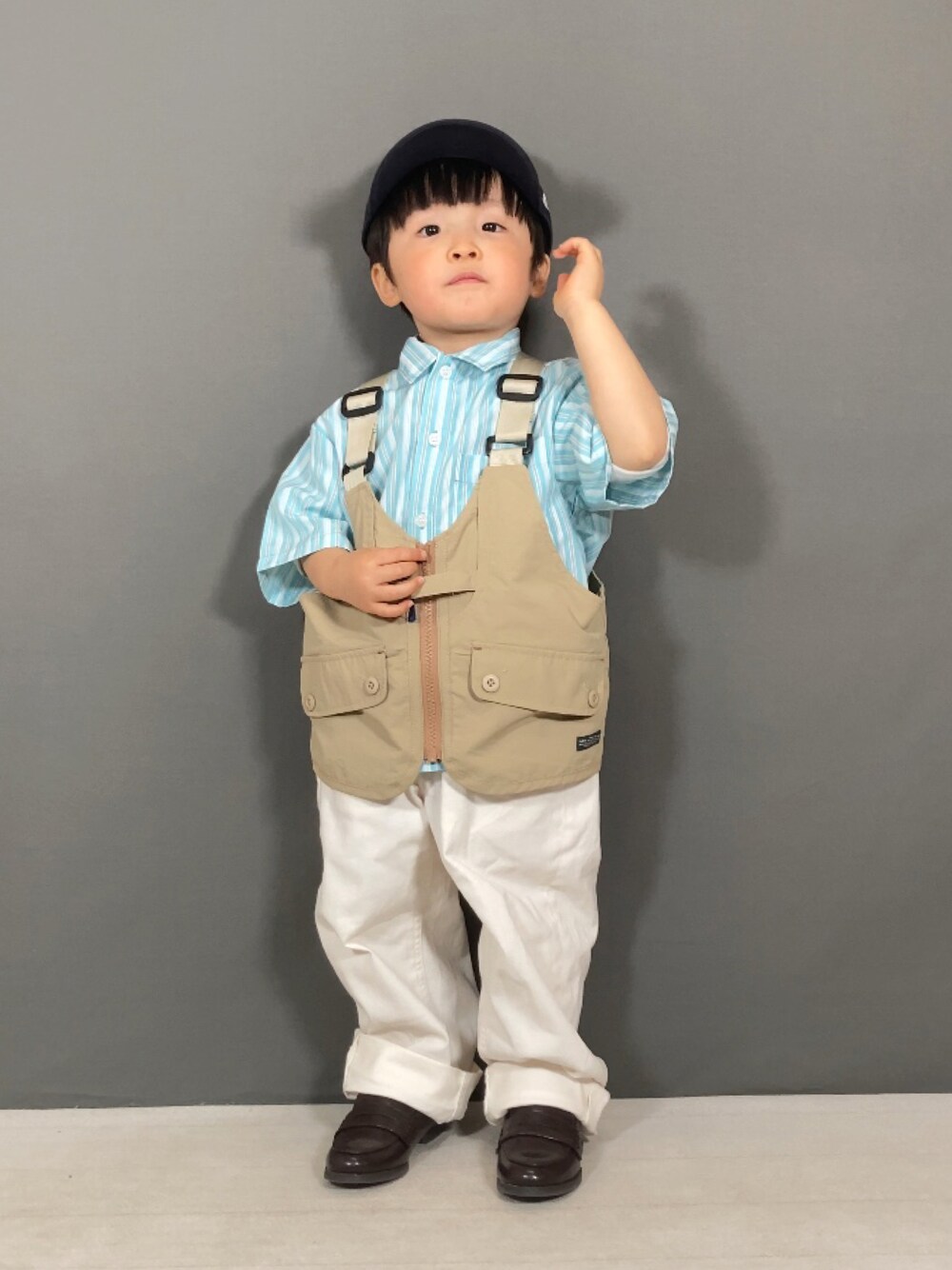 ブルー系のシャツ/ブラウス、ベージュ系のベスト、ホワイト系のパンツを着用したキッズの春コーディネートの1枚目の写真