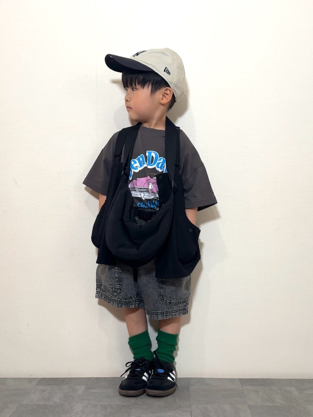 「やっぱり帽子が好き、ショルダーバッグ、レイヤードスタイル、Tシャツ、モノトーン、スニーカー、キャップ、お出かけコーデ、シンプルコーデ、プチプラ、ハーフパンツ、デニム、ストリート、カーゴパンツ、ブラックコーデ」｜「antiquaのお洒落キッズ必須！デイリーでも使いやすいハントベスト（ベスト、ブラック系）」を使った、YU⭐︎さん（キッズ・100cm）の春コーディネートの1枚目の写真