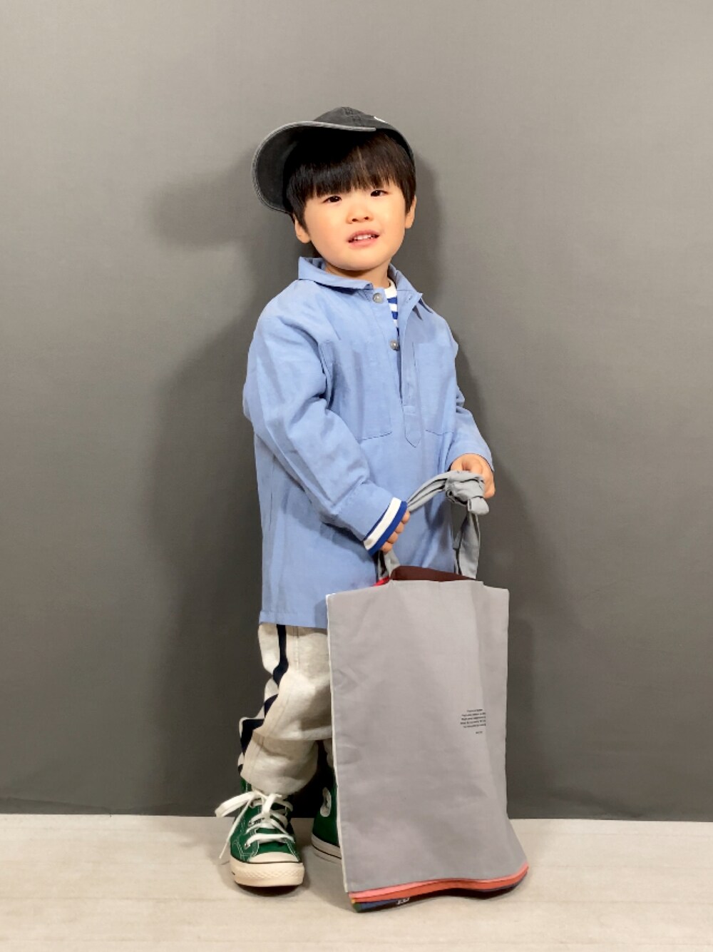 「春コーデ、キャップ、スニーカー、スポーツミックス、スウェットパンツ、ボーダー、トートバッグ、春色、春服みてみて、カジュアルコーデ、休日スタイル、お出かけコーデ、デートコーデ、淡色コーデ、パステルカラー」｜「PAIRMANON STREETの【PAIRMANON STREET】アノラック シャツ 長袖 胸ポケット（シャツ/ブラウス、ブルー系）」を使った、YU⭐︎さん（キッズ・90cm）の冬コーディネートの1枚目の写真