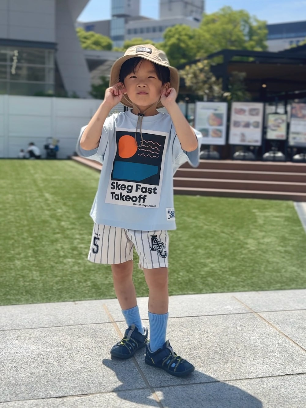 ブルー系のサンダル、ブルー系のTシャツ/カットソー、その他のその他パンツを着用したキッズの夏コーディネートの1枚目の写真