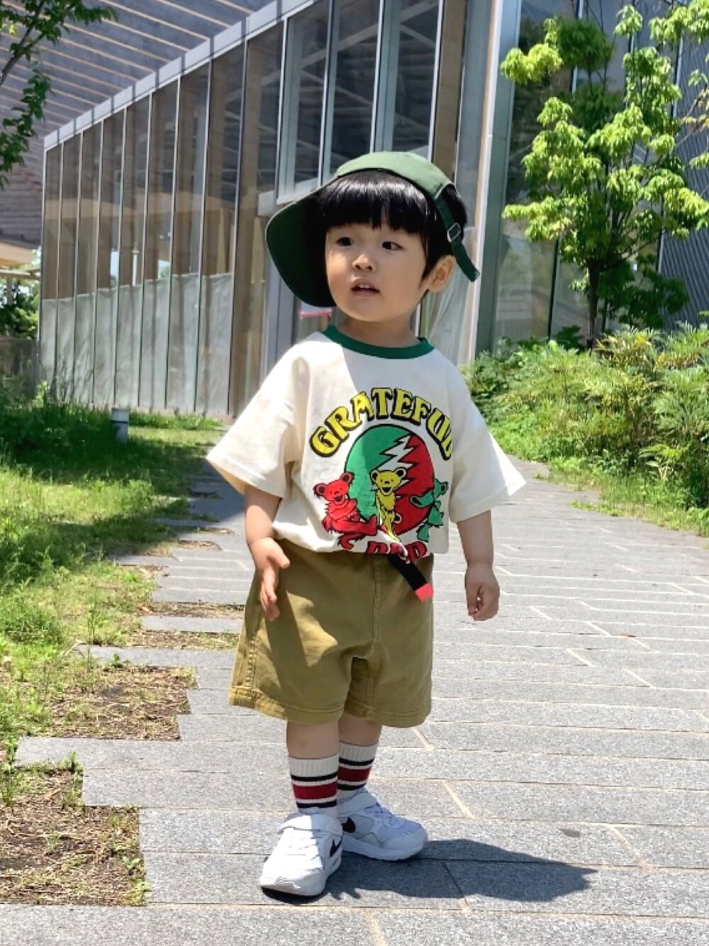 グリーン系のTシャツ/カットソー、イエロー系のその他パンツ、ホワイト系のスニーカーを着用したキッズの春コーディネートの1枚目の写真