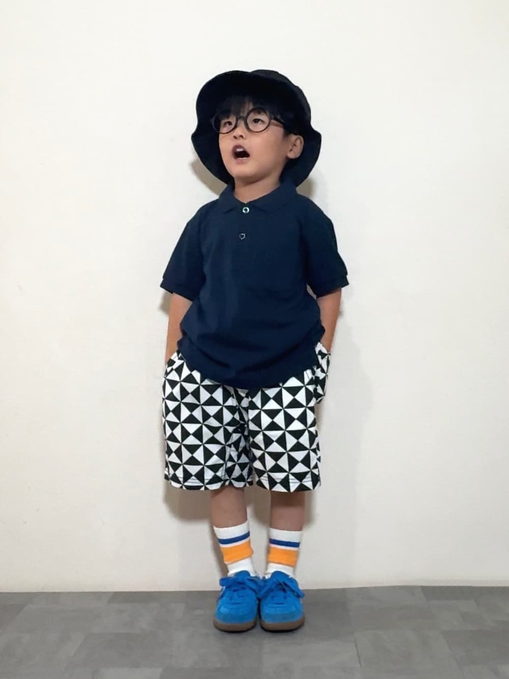 「ポロシャツ、プチプラ、ハーフパンツ、スニーカー、スポーツミックス、きれいめカジュアル、バケットハット、めがね、夏コーデ、お出かけコーデ、休日スタイル、シンプルコーデ」｜「Life Support Productsのリップストップ総柄クライミングショートパンツ（その他パンツ、ブラック系）」を使った、YU⭐︎さん（キッズ・100cm）の夏コーディネートの1枚目の写真