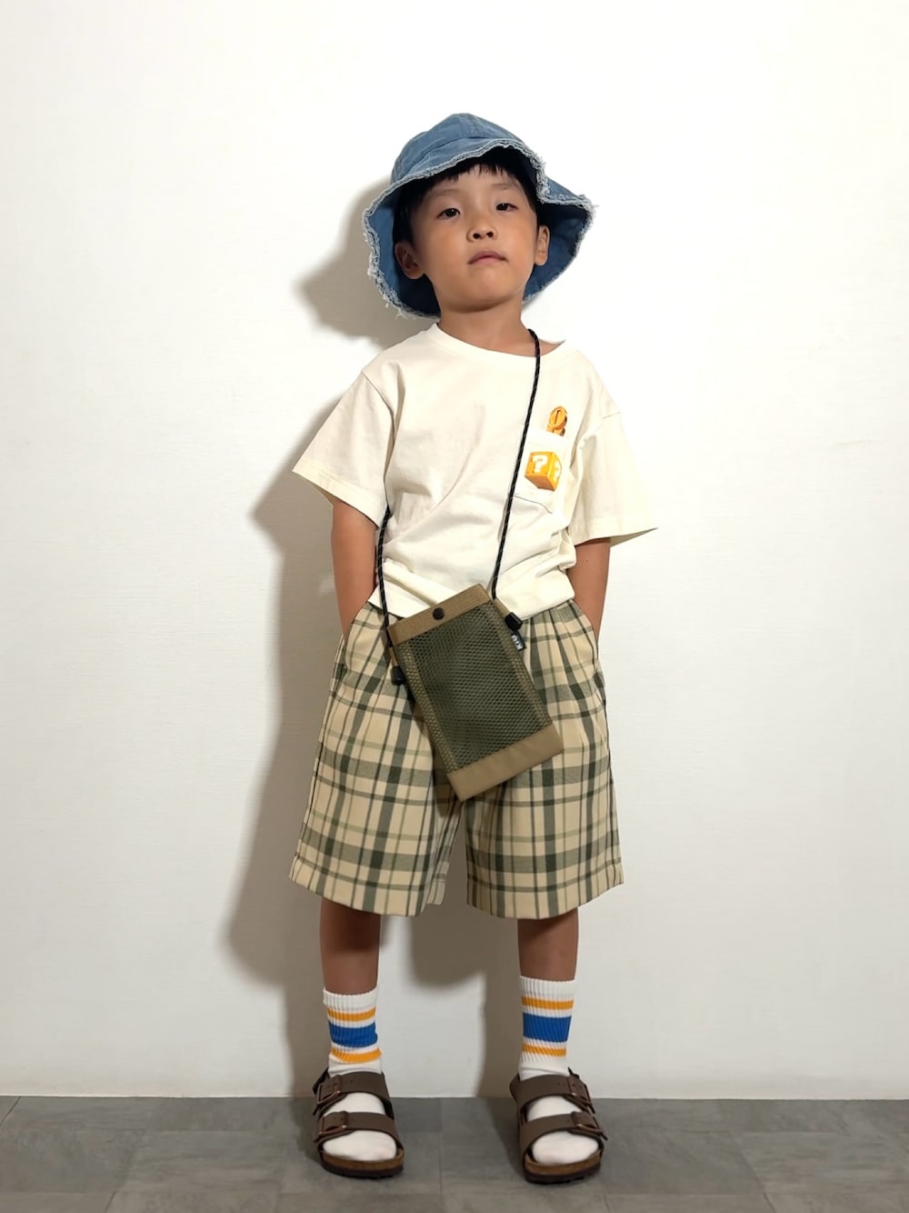 グリーン系のその他パンツ、ブラウン系のサンダル、ベージュ系のショルダーバッグを着用したキッズの夏コーディネートの1枚目の写真