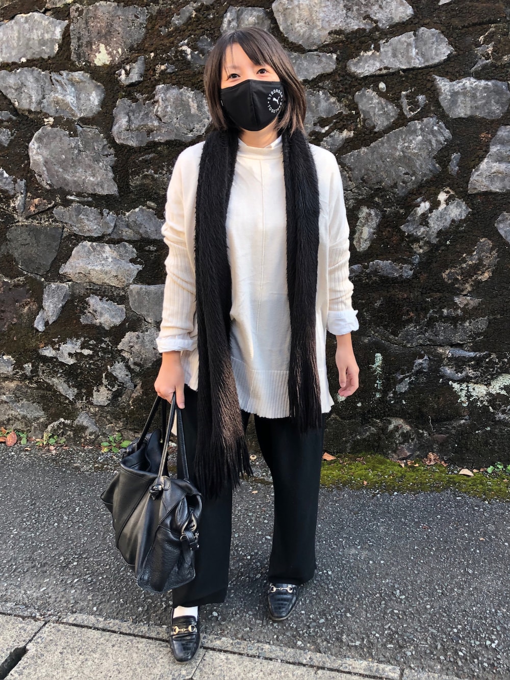 「ビッグシルエット、シンプル、ローファー、モノトーン、レイヤードスタイル、パンツスタイル、ootd、ニット/セーター、wearhalloween2021」｜「LAZY SUSANのレザーボストンバッグ　タイ（ボストンバッグ、ブラック系）」を使った、hrmi18さん（レディース・154cm）の秋コーディネートの1枚目の写真