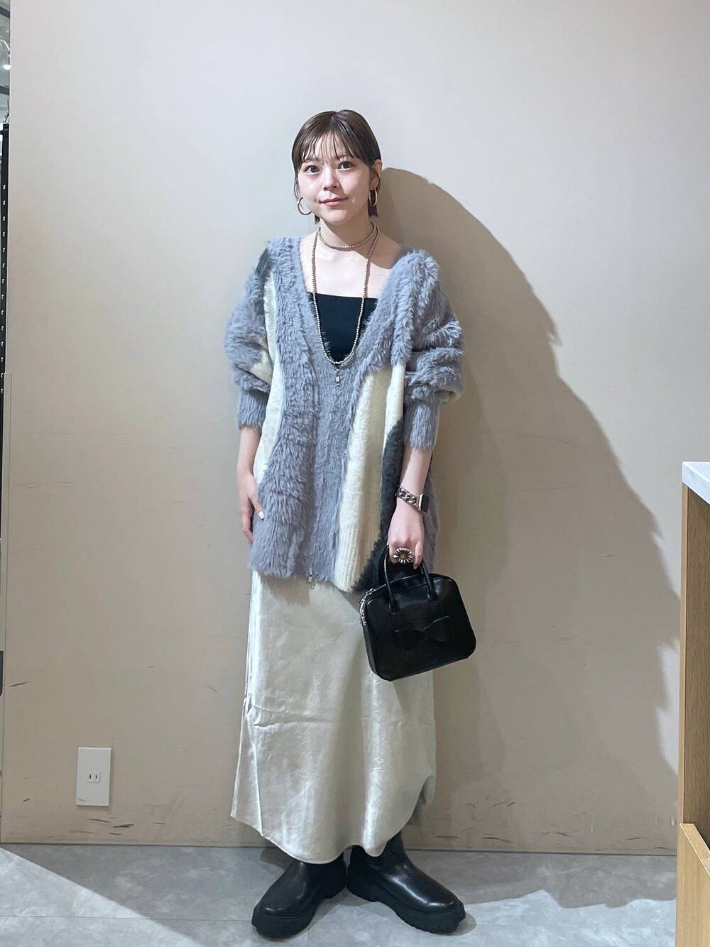 「LOWRYS FARM」｜「LOWRYS FARMのサテンフレアスカート　133493（スカート、ホワイト系）」を使った、Minaさん（レディース・153cm）の秋コーディネートの1枚目の写真
