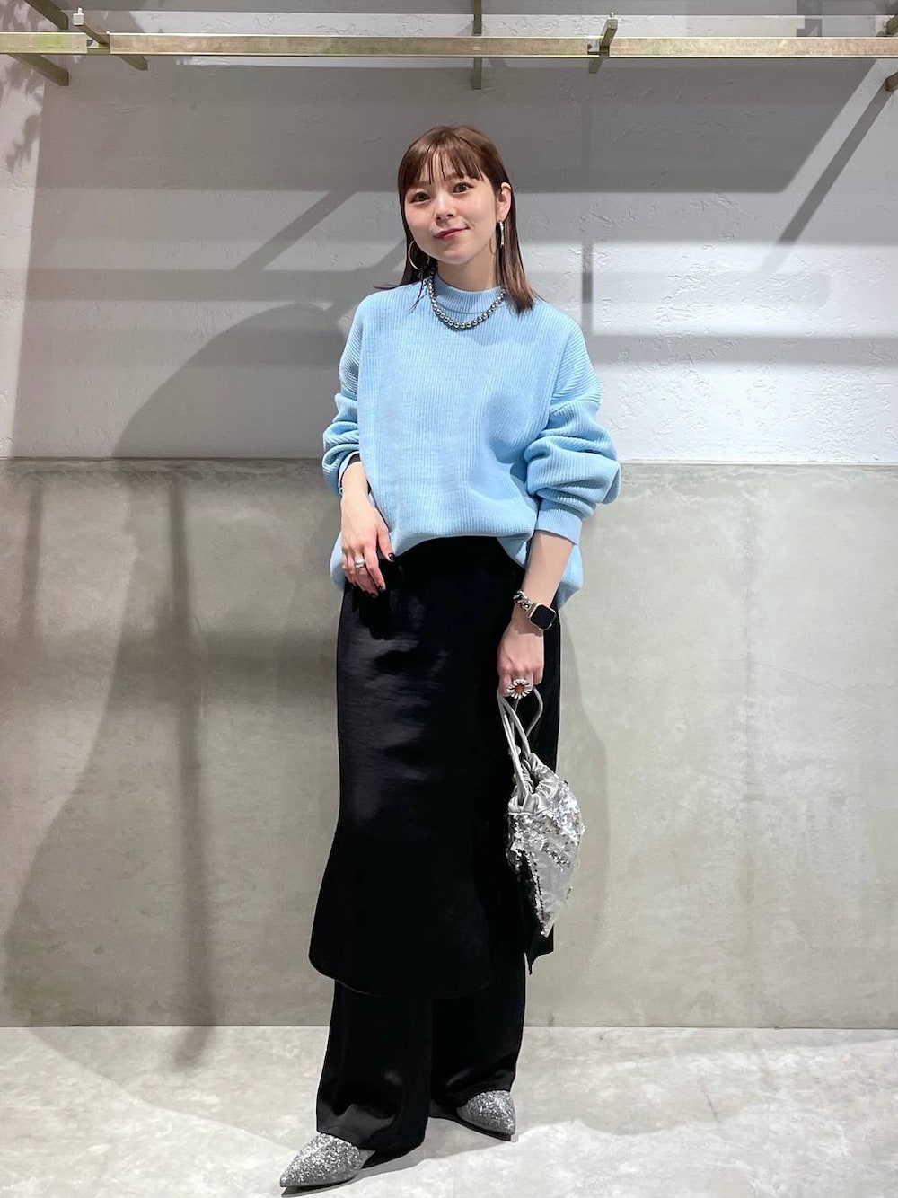 「LOWRYS FARM、ローリーズスタイル_LOWRYS FARM、公認インフルエンサー_LOWRYS FARM、大人女子カジュアル_LOWRYS FARM、ニット、スタッフプロデュース_LOWRYSFARM、秋コーデ、冬コーデ」｜「LOWRYS FARMのポインテッドヒールブーツ　969455（ブーツ、シルバー系）」を使った、Minaさん（レディース・153cm）の秋コーディネートの1枚目の写真