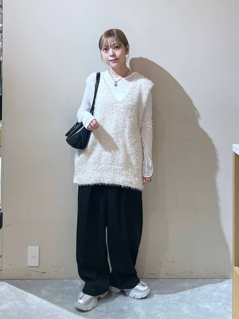 「LOWRYS FARM」｜「LOWRYS FARMのダブルタックワイドパンツ　128594（スラックス、ブラック系）」を使った、Minaさん（レディース・153cm）の秋コーディネートの1枚目の写真