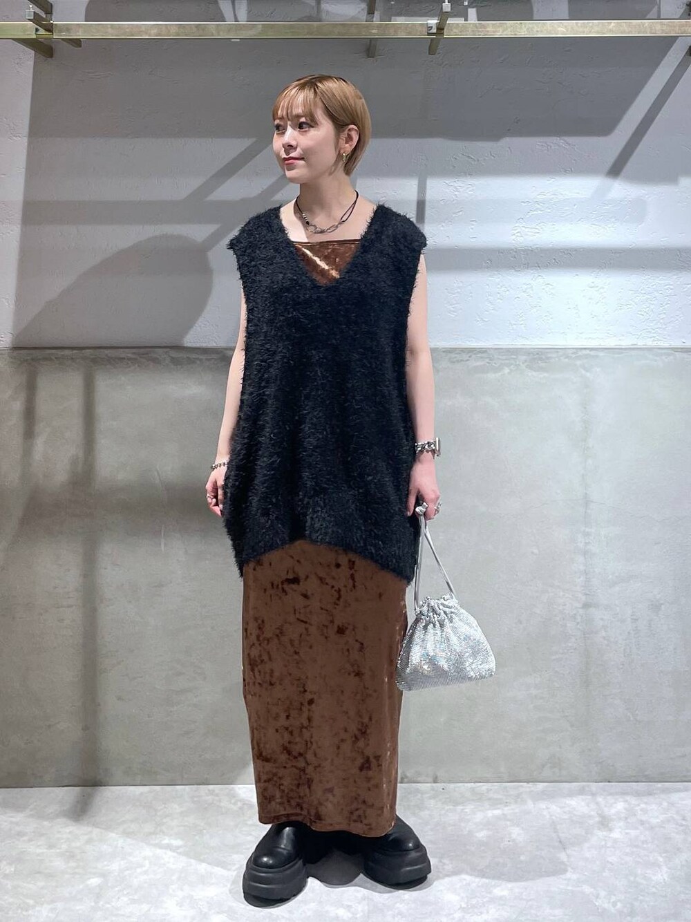 「LOWRYS FARM、ワンピース」｜「LOWRYS FARMのボタンシャギーベスト　133789（ベスト、ブラック系）」を使った、Minaさん（レディース・153cm）の夏コーディネートの1枚目の写真