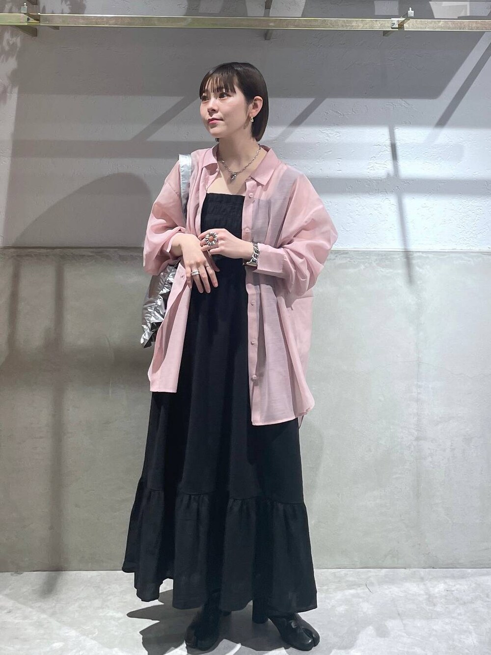 「LOWRYS FARM、シャツ、ローリーズスタイル_LOWRYS FARM」｜「LOWRYS FARMのシアーシャツＬＳ 986886（シャツ/ブラウス、ピンク系）」を使った、Minaさん（レディース・153cm）の春コーディネートの1枚目の写真