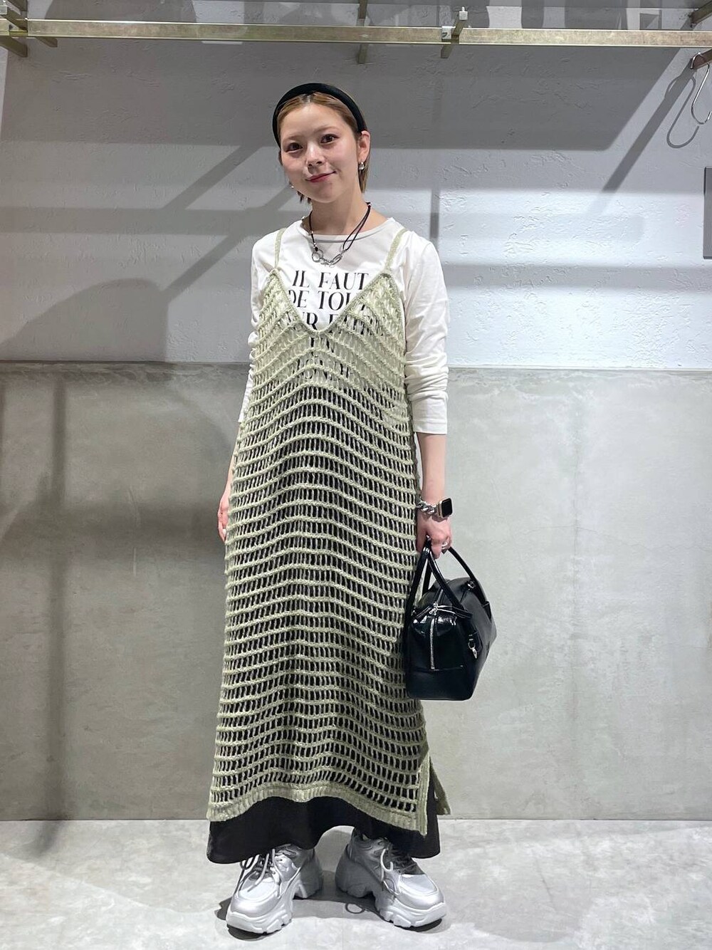 「LOWRYS FARM」｜「LOWRYS FARMのサテンフレアスカート　133493（スカート、グレー系）」を使った、Minaさん（レディース・153cm）の秋コーディネートの1枚目の写真
