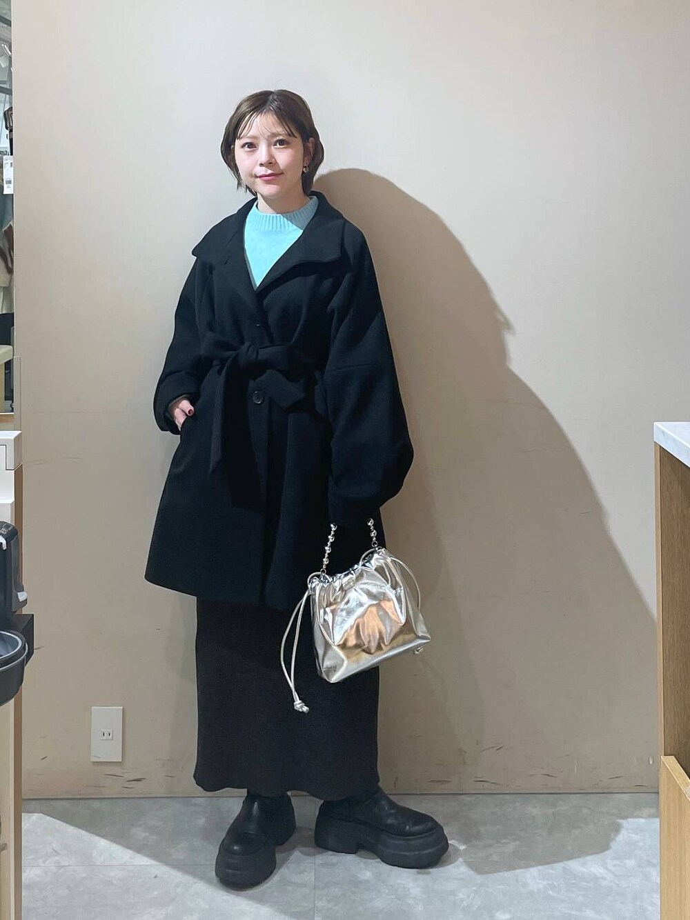 「LOWRYS FARM」｜「LOWRYS FARMのウールライクミドルコート 116483（その他アウター、ブラック系）」を使った、Minaさん（レディース・153cm）の秋コーディネートの1枚目の写真