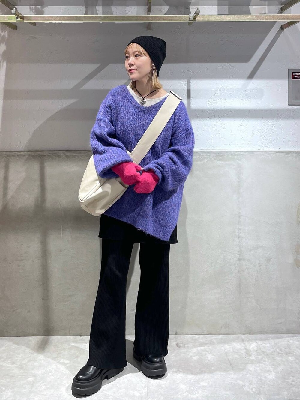 「LOWRYS FARM、ニット」｜「LOWRYS FARMの柔らかボディＢＡＧ　122771（ボディバッグ/ウエストポーチ、ホワイト系）」を使った、Minaさん（レディース・153cm）の冬コーディネートの1枚目の写真