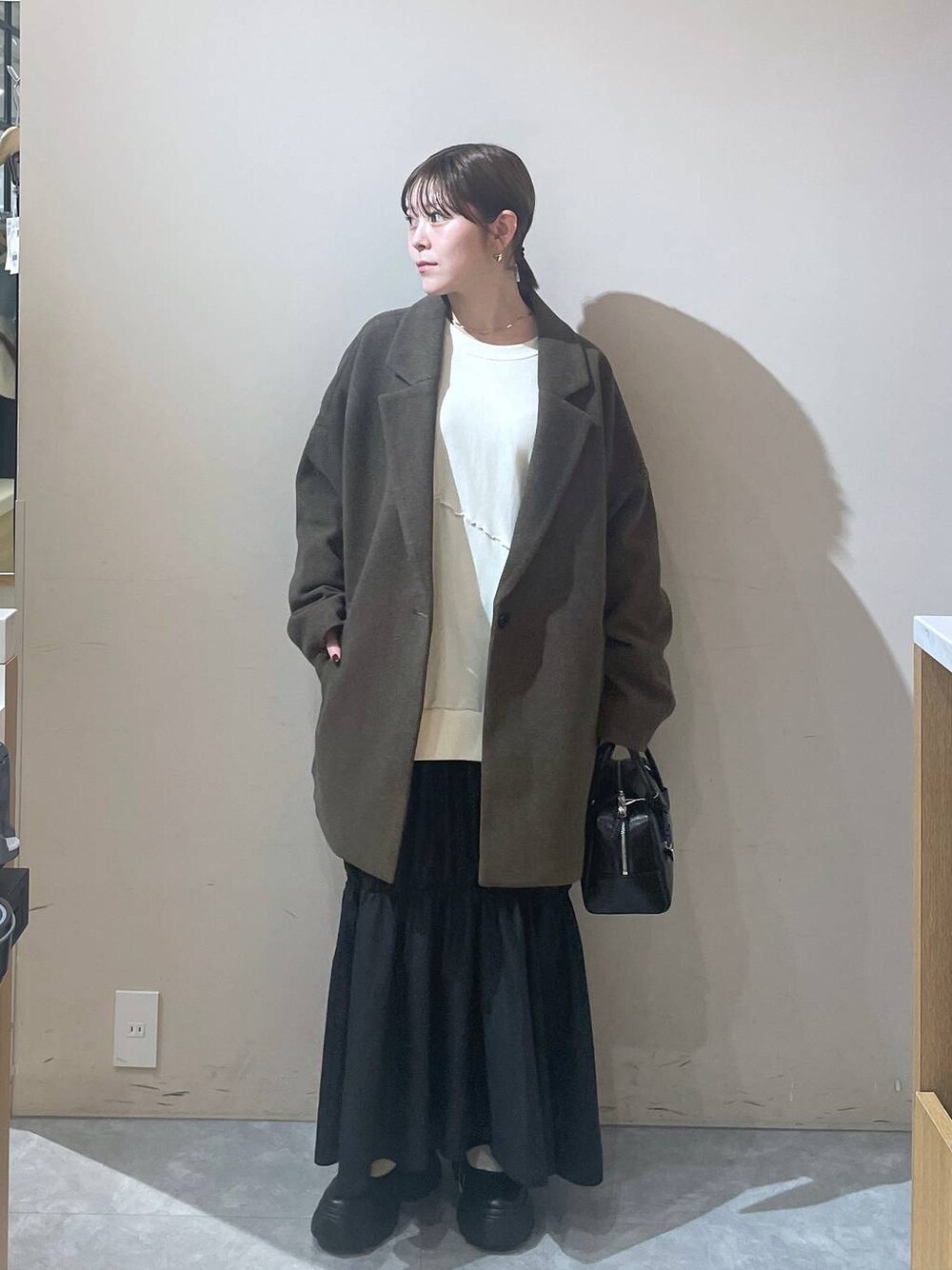 「LOWRYS FARM」｜「LOWRYS FARMのダブルフェイスユルジャケット 116453（チェスターコート、ブラウン系）」を使った、Minaさん（レディース・153cm）の秋コーディネートの1枚目の写真