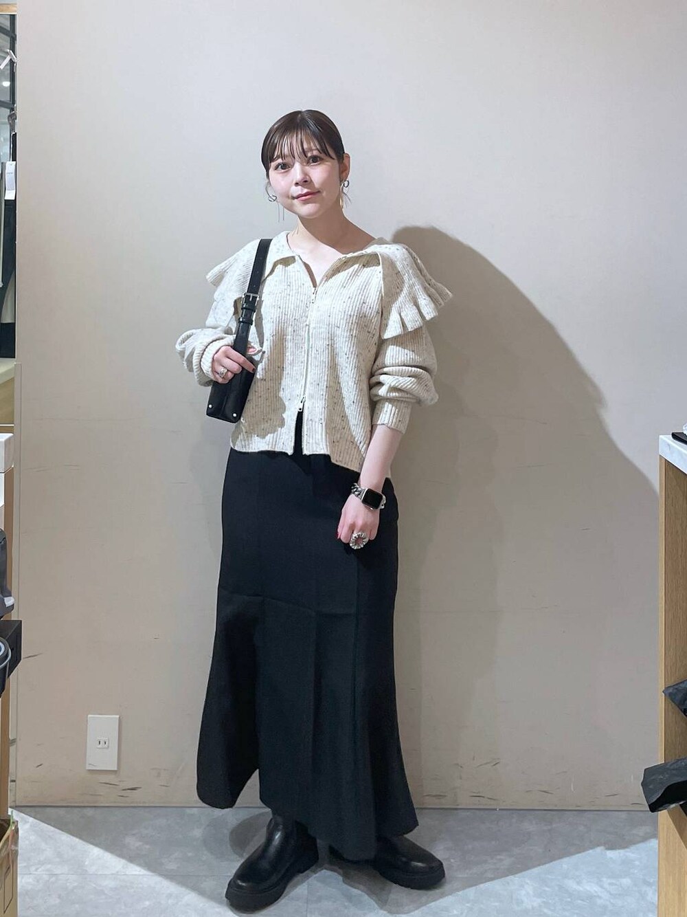 「LOWRYS FARM」｜「LOWRYS FARMのウールライクマーメイドスカート 133396（スカート、ブラック系）」を使った、Minaさん（レディース・153cm）の秋コーディネートの1枚目の写真