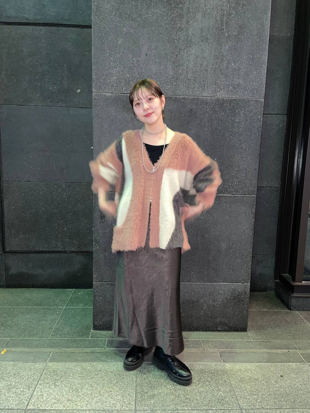 「LOWRYS FARM」｜「LOWRYS FARMのサテンフレアスカート　133493（スカート、グレー系）」を使った、Minaさん（レディース・153cm）の秋コーディネートの1枚目の写真