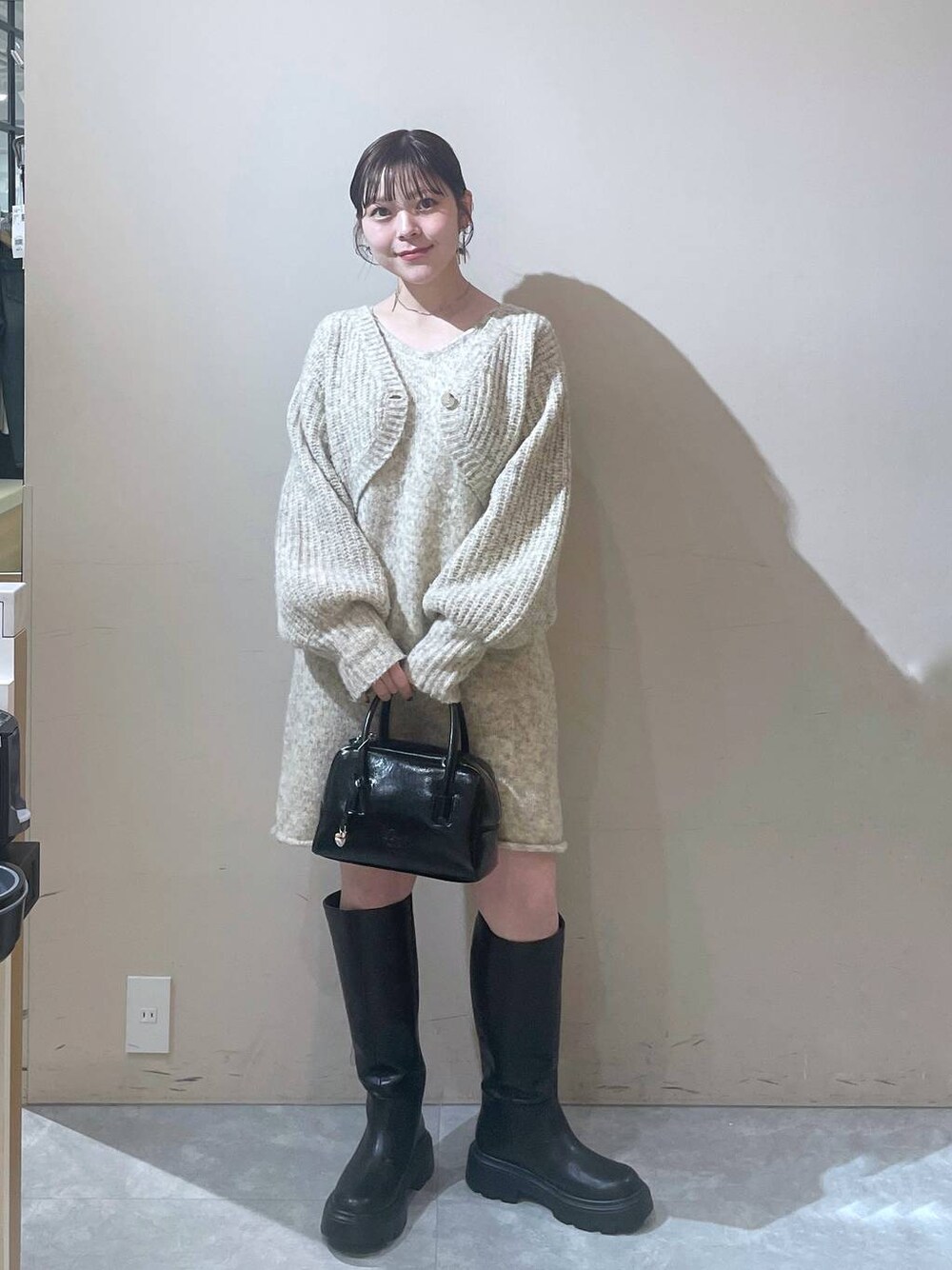 「LOWRYS FARM」｜「LOWRYS FARMのエンボスボストンＢＡＧ　144368（ボストンバッグ、ブラック系）」を使った、Minaさん（レディース・153cm）の秋コーディネートの1枚目の写真