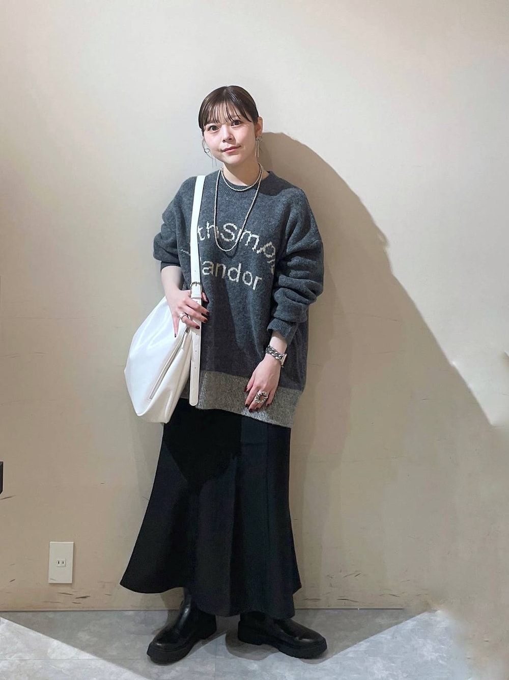「LOWRYS FARM」｜「LOWRYS FARMのウールライクマーメイドスカート 133396（スカート、ブラック系）」を使った、Minaさん（レディース・153cm）の秋コーディネートの1枚目の写真