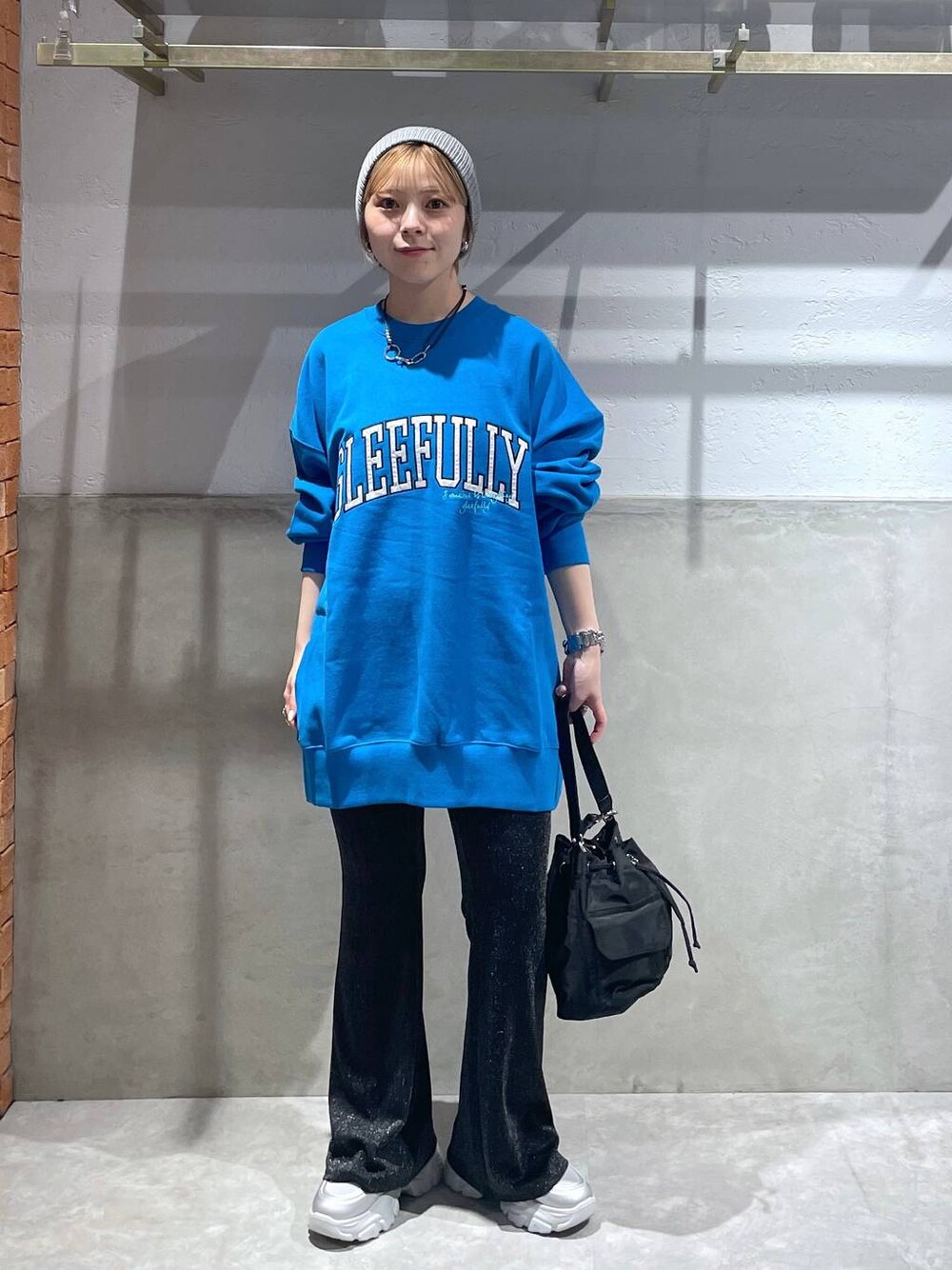 「LOWRYS FARM」｜「LOWRYS FARMのカスタムＢＩＧウラケプルオーバーＬＳ133786（スウェット、ブルー系）」を使った、Minaさん（レディース・153cm）の秋コーディネートの1枚目の写真