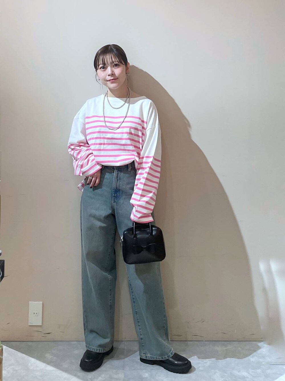 「LOWRYS FARM、カジュアル」｜「LOWRYS FARMのＣＯＮＥ／ワイドストレートパンツ　 131356（デニムパンツ、ブルー系）」を使った、Minaさん（レディース・153cm）の秋コーディネートの1枚目の写真