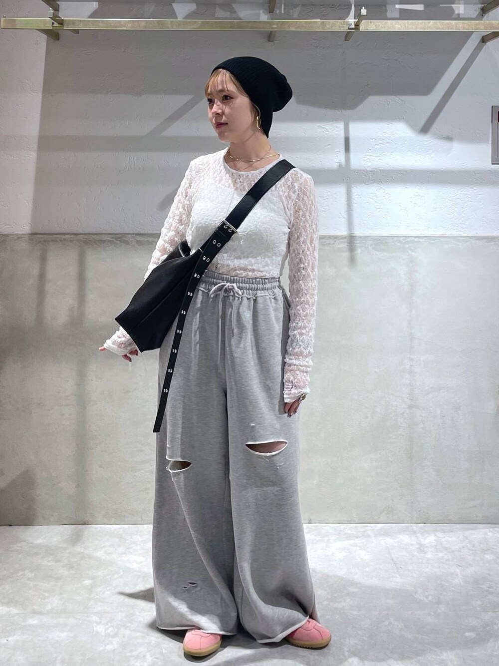 「LOWRYS FARM」｜「LOWRYS FARMのハトメショルダーＢＡＧ　132989（ボディバッグ/ウエストポーチ、ブラック系）」を使った、Minaさん（レディース・153cm）の夏コーディネートの1枚目の写真