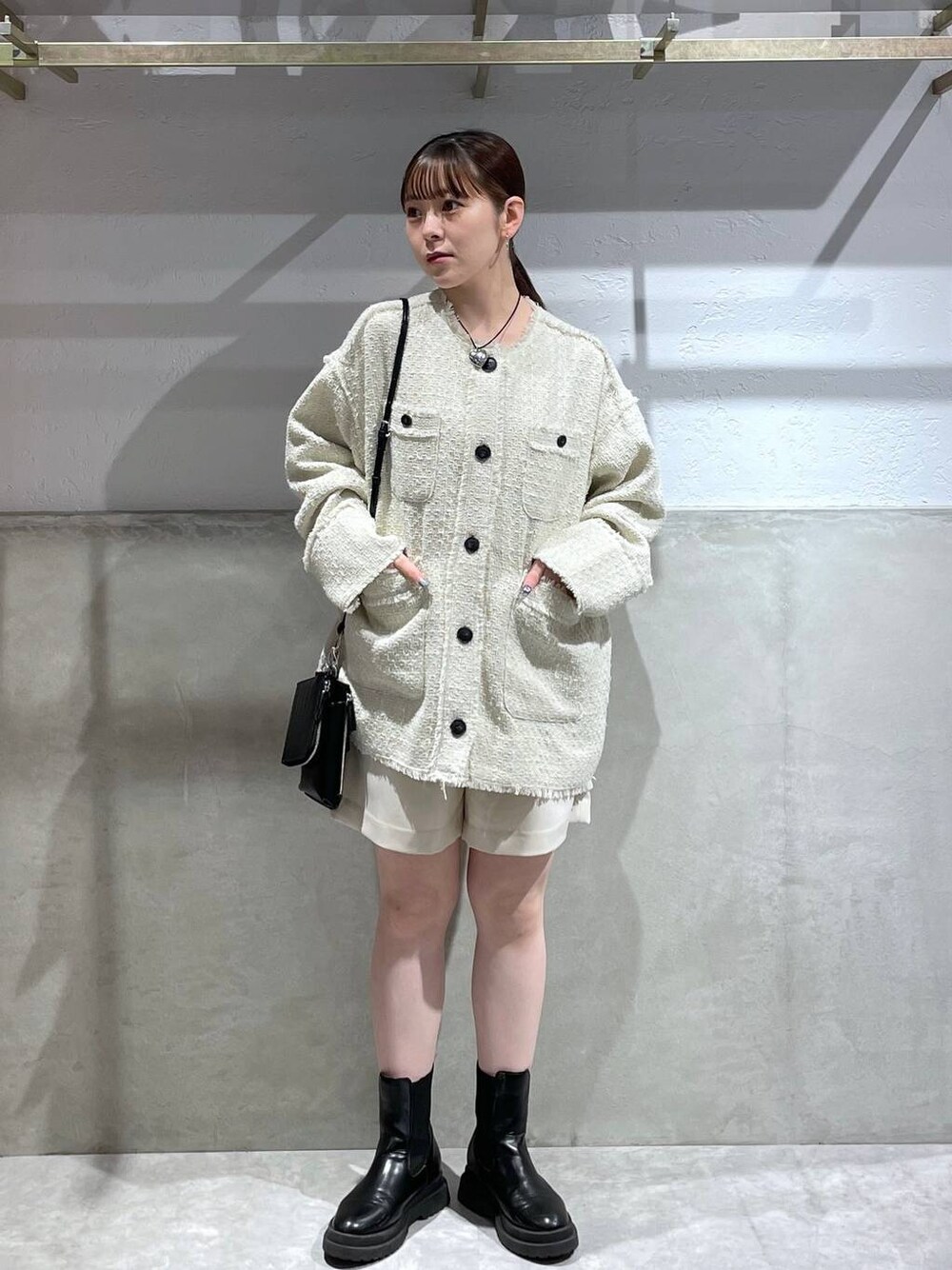 「LOWRYS FARM、ジャケット、ローリーズスタイル_LOWRYS FARM、公認インフルエンサー_LOWRYS FARM、大人女子カジュアル_LOWRYS FARM、ショートパンツ、ショートブーツ、秋コーデ、冬コーデ」｜「LOWRYS FARMのメランジツイルショートパンツ　344654（その他パンツ、ホワイト系）」を使った、Minaさん（レディース・153cm）の秋コーディネートの1枚目の写真