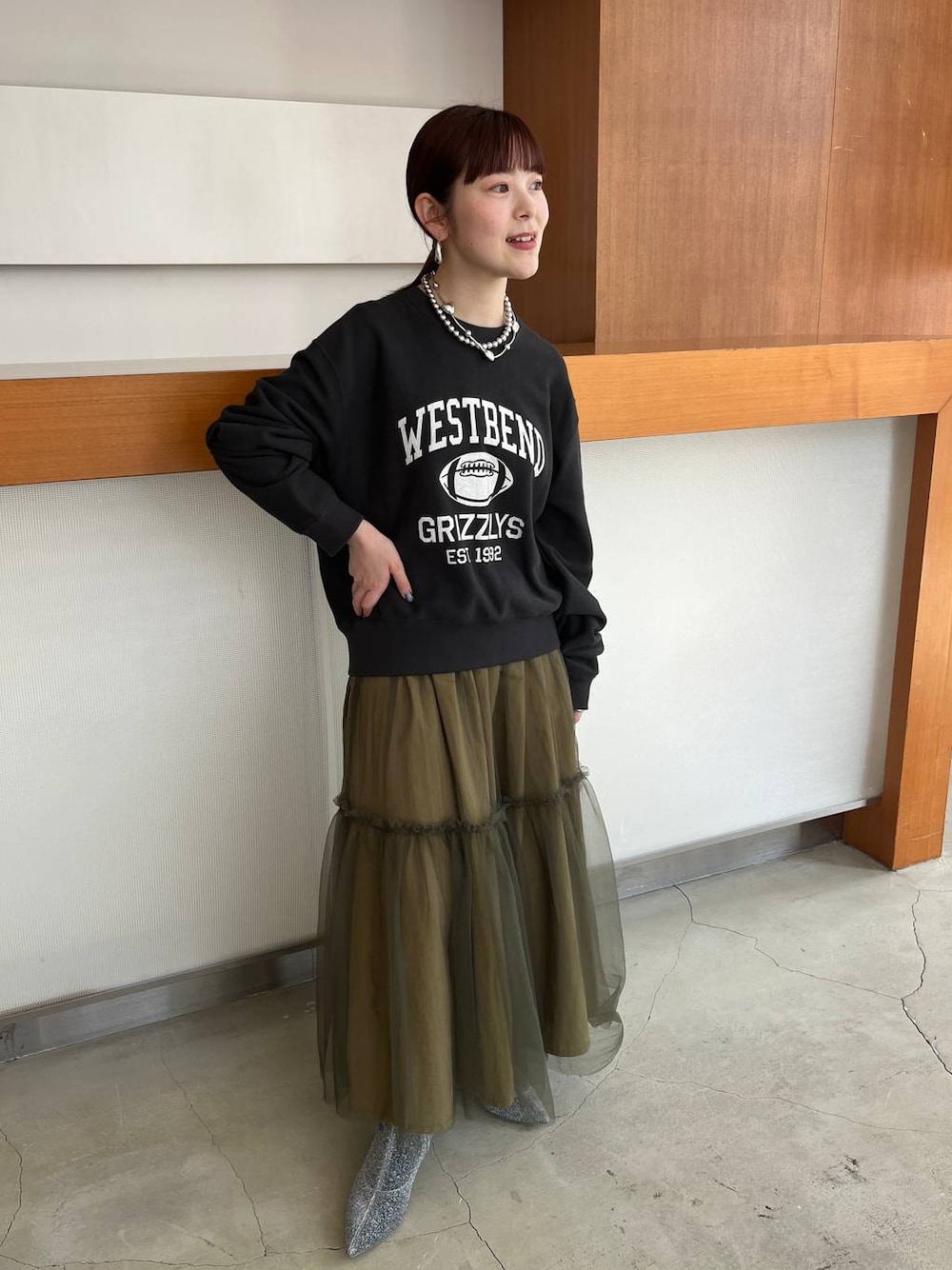 「LOWRYS FARM、ローリーズスタイル_LOWRYS FARM、公認インフルエンサー_LOWRYS FARM、大人女子カジュアル_LOWRYS FARM、スカート」｜「LOWRYS FARMのアメフトカレッジウラケロングスリーブ　966165（スウェット、グレー系）」を使った、Minaさん（レディース・153cm）の夏コーディネートの1枚目の写真