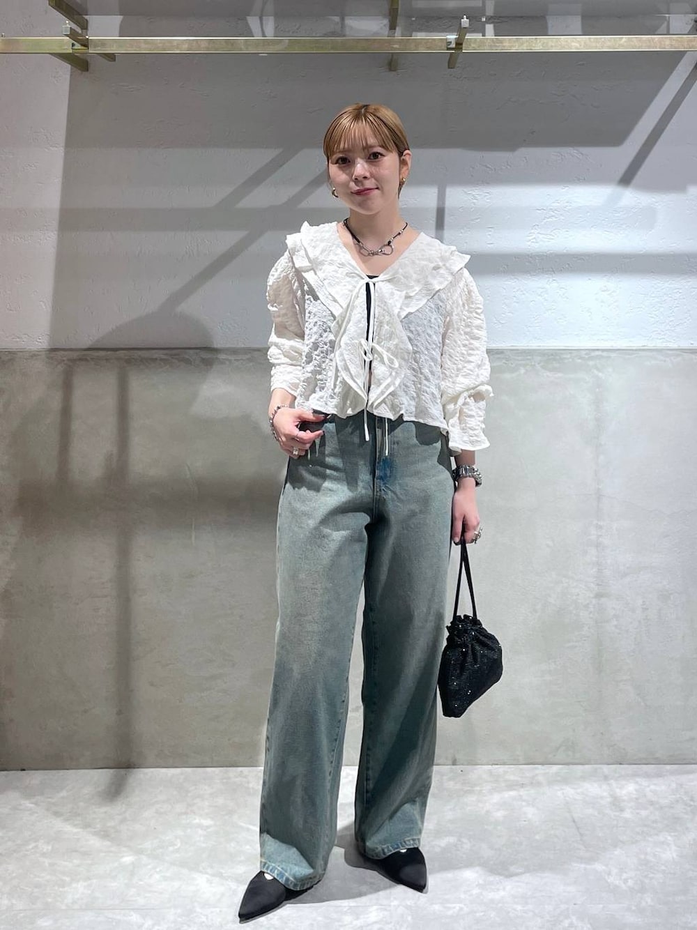 「LOWRYS FARM、デニムパンツ」｜「LOWRYS FARMのリボンツキ２ＷＡＹミュール　100500（パンプス、ブラック系）」を使った、Minaさん（レディース・153cm）の夏コーディネートの1枚目の写真