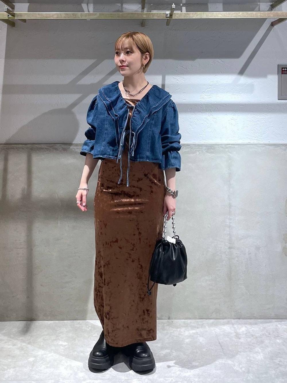 「LOWRYS FARM」｜「LOWRYS FARMのフリルブラウスＬＳ　 116629（シャツ/ブラウス、ブルー系）」を使った、Minaさん（レディース・153cm）の夏コーディネートの1枚目の写真