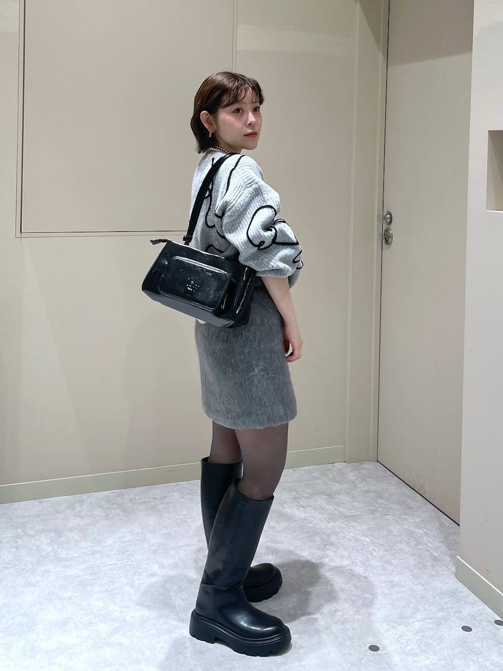 「LOWRYS FARM」｜「LOWRYS FARMの４ＲＯＯＭショルダーＢＡＧ138730（ショルダーバッグ、ブラック系）」を使った、Minaさん（レディース・153cm）の冬コーディネートの1枚目の写真