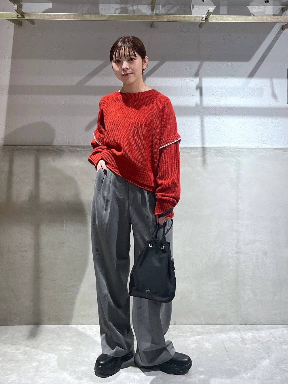 「LOWRYS FARM」｜「LOWRYS FARMの２WAYステッチプルオーバーLS　116684（ニット/セーター、レッド系）」を使った、Minaさん（レディース・153cm）の秋コーディネートの1枚目の写真