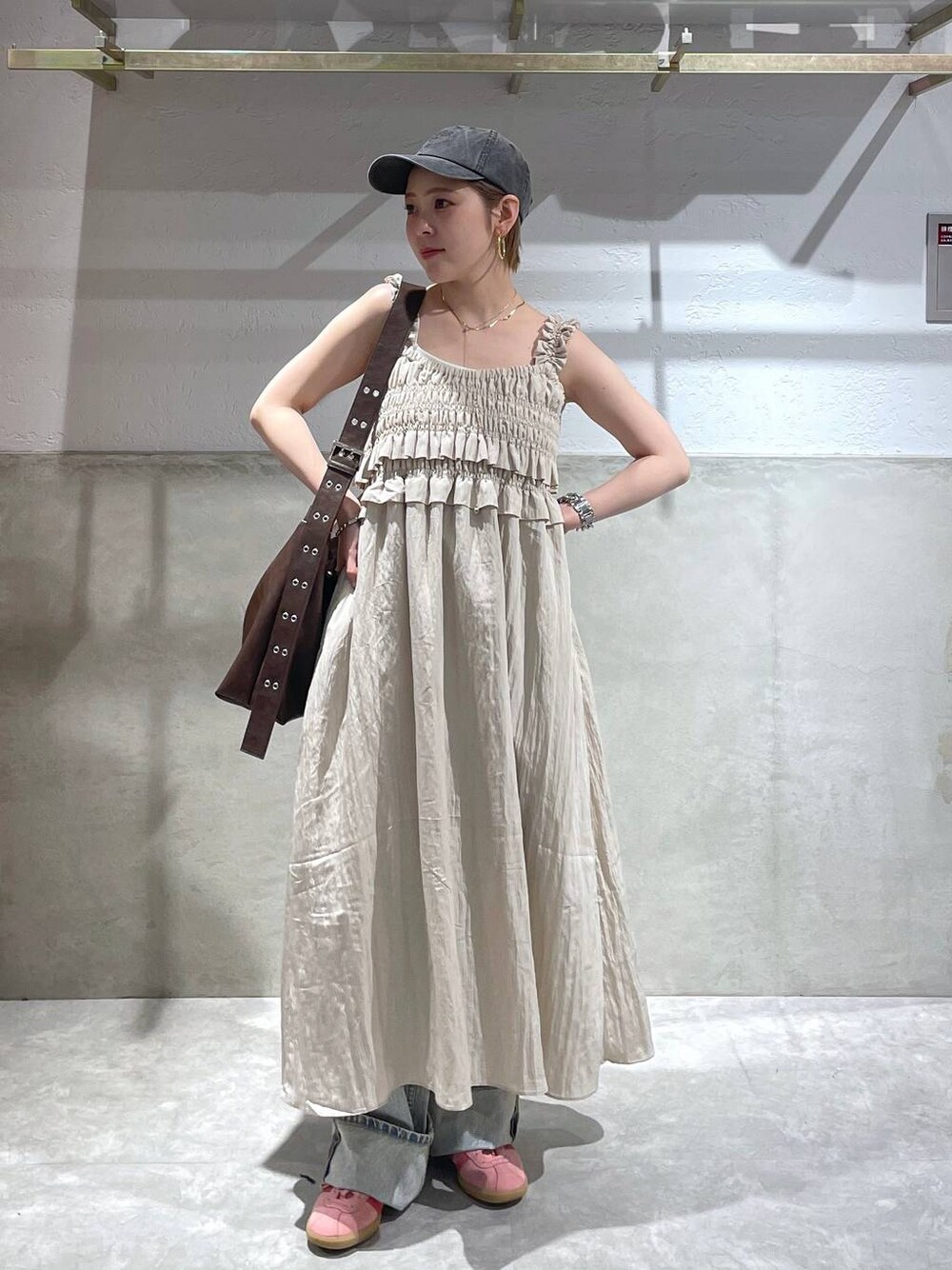 「LOWRYS FARM、ローリーズスタイル_LOWRYS FARM、ワンピース」｜「LOWRYS FARMのＣＯＮＥ／オリカエシローライズ　131364（デニムパンツ、ブルー系）」を使った、Minaさん（レディース・153cm）の夏コーディネートの1枚目の写真