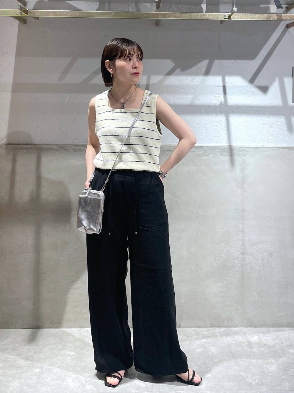「LOWRYS FARM、夏コーデ、大人女子カジュアル_LOWRYS FARM、公認インフルエンサー_LOWRYS FARM、ローリーズスタイル_LOWRYS FARM」｜「LOWRYS FARMのハンドルストラップツキバック　100168（ショルダーバッグ、グレー系）」を使った、Minaさん（レディース・153cm）の春コーディネートの1枚目の写真