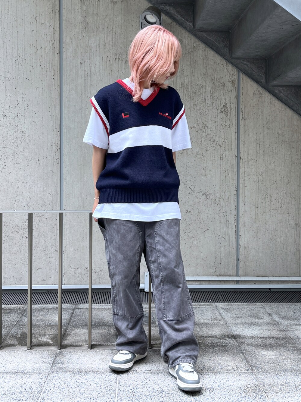 「XLARGEのXLARGE x FUBU KNIT VEST（ベスト、ブルー系）」を使った、Raさん（レディース・156cm）の夏コーディネートの1枚目の写真