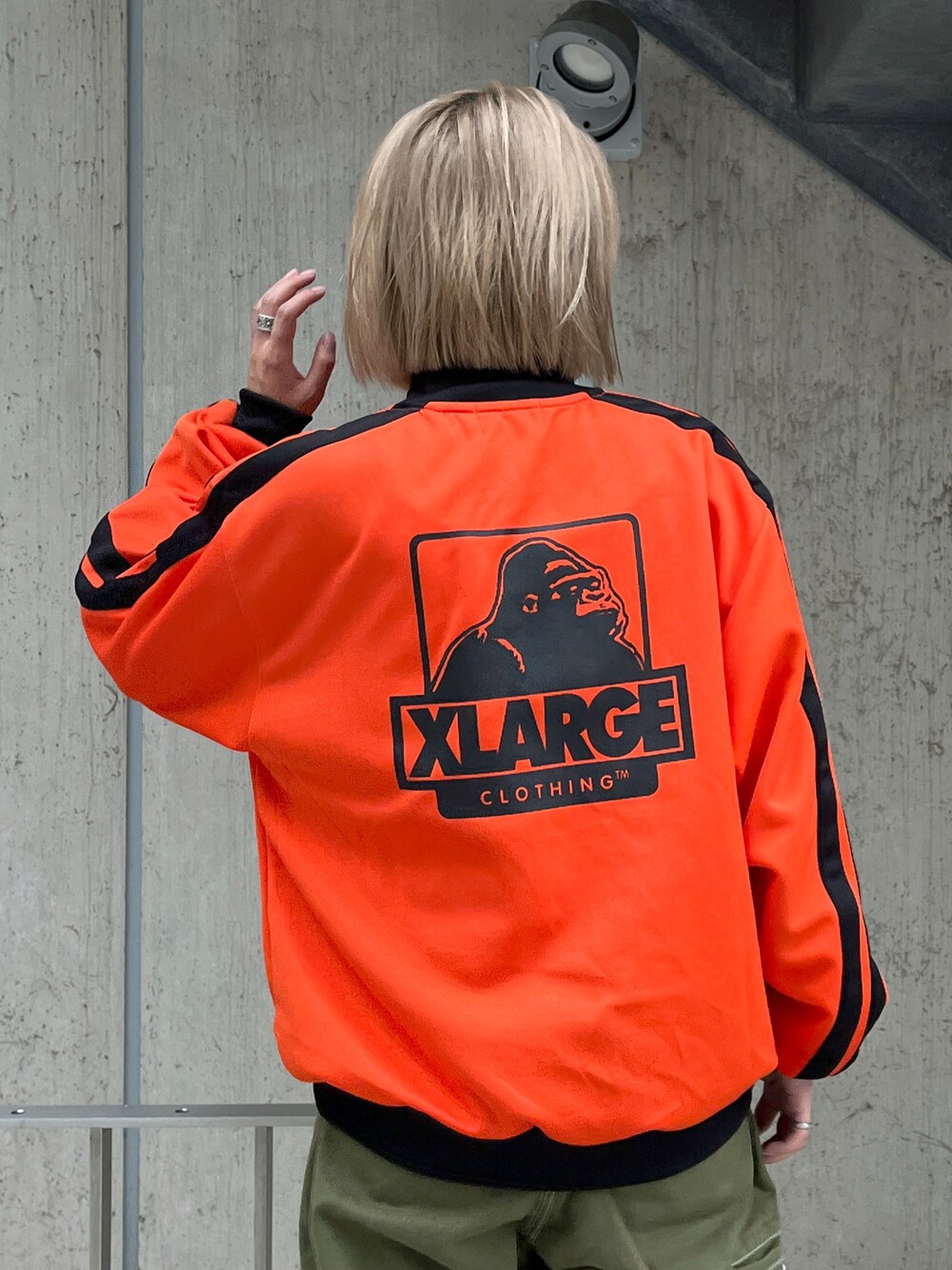 「XLARGEのOG TRACK JACKET（ブルゾン、オレンジ系）」を使った、Raさん（レディース・156cm）の夏コーディネートの1枚目の写真