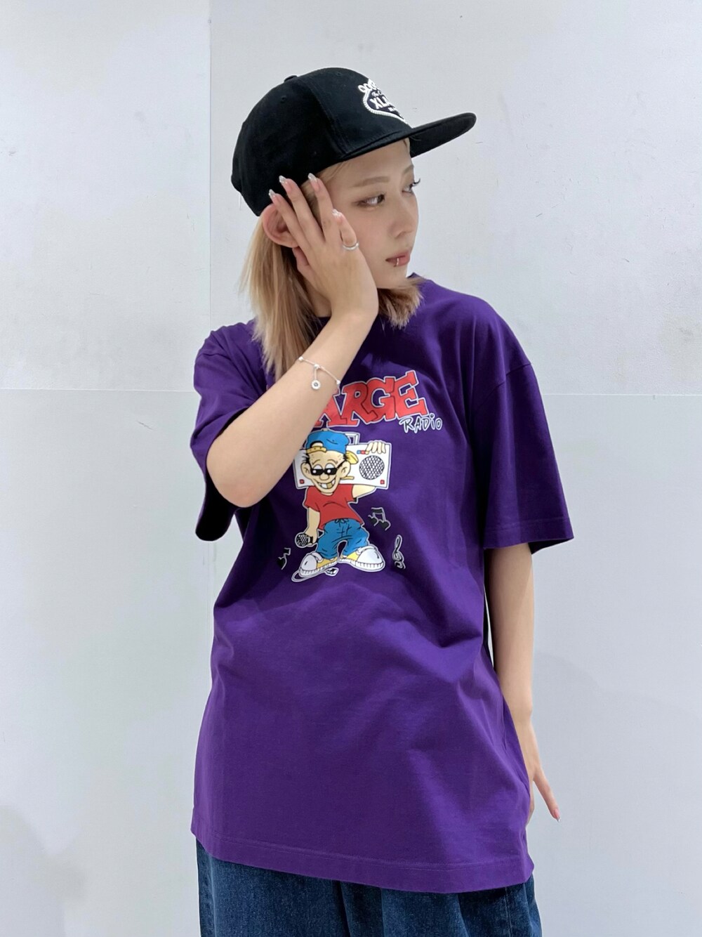 「XLARGEのRADIO LOGO S/S TEE/ グラフィック　半袖　Tシャツ（Tシャツ/カットソー、パープル系）」を使った、Raさん（レディース・156cm）の夏コーディネートの1枚目の写真