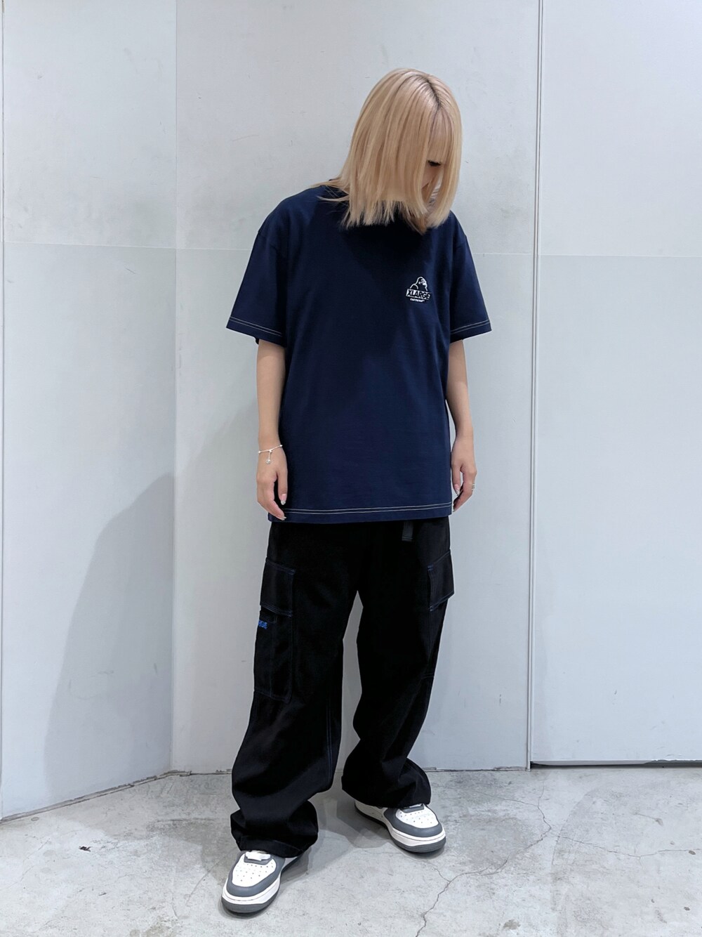 「XLARGEのSTITCHED RESORT CARGO PANTS（カーゴパンツ、ブラック系）」を使った、Raさん（レディース・156cm）の夏コーディネートの1枚目の写真