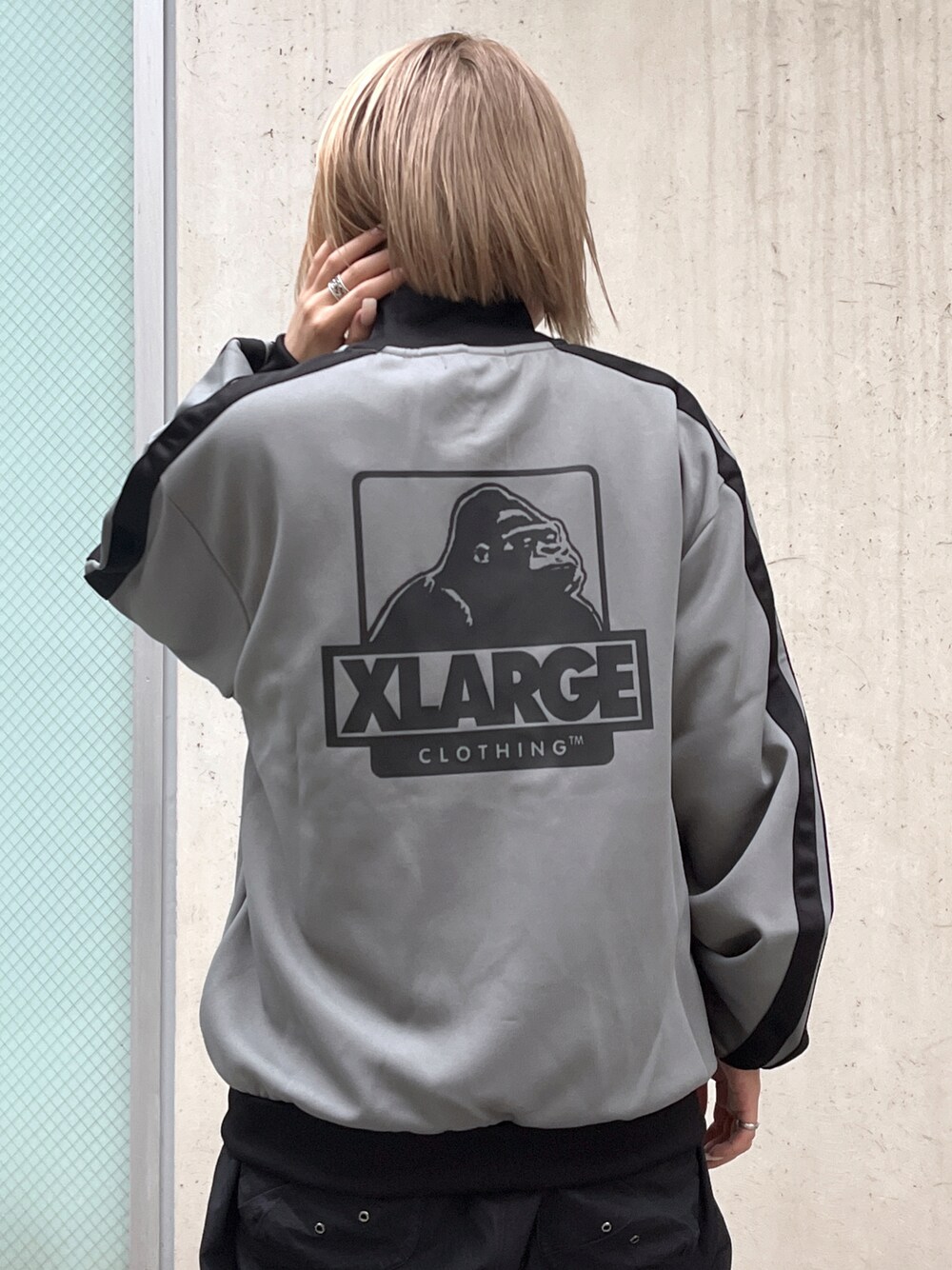 「XLARGEのOG TRACK JACKET（ブルゾン、グレー系）」を使った、Raさん（レディース・156cm）の夏コーディネートの1枚目の写真