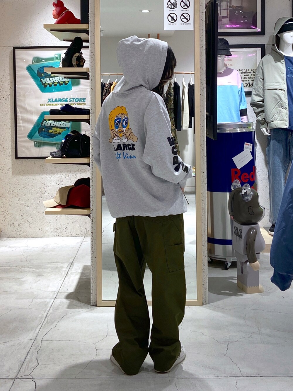 「XLARGEのNIGHT VISION PULLOVER HOODED SWEAT（パーカー、グレー系）」を使った、Raさん（レディース・156cm）の秋コーディネートの1枚目の写真
