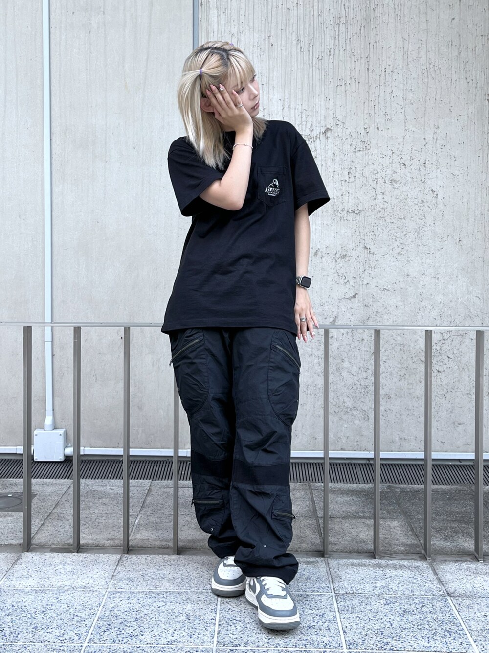 「XLARGEのMINI SLANTED OG LOGO S/S POCKET TEE（Tシャツ/カットソー、ブラック系）」を使った、Raさん（レディース・156cm）の夏コーディネートの1枚目の写真